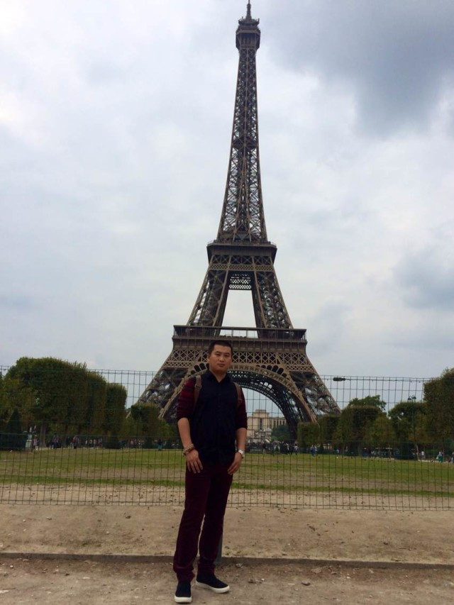 BLD勃朗设计主创梦游巴黎   仰望埃菲尔铁塔