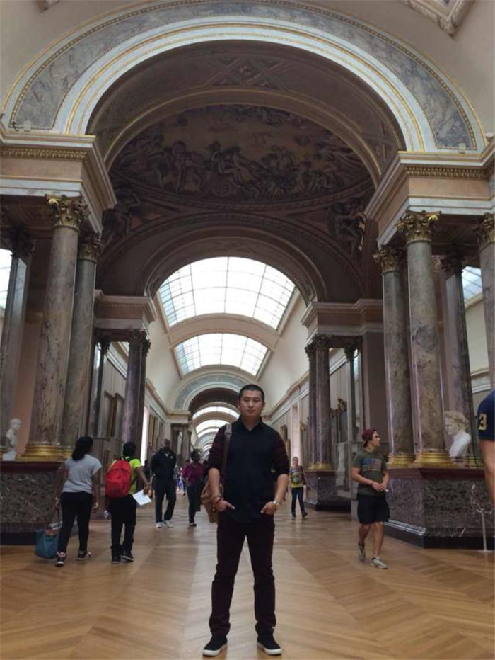 上海勃朗设计创意总价Tony·舒在卢浮宫留影