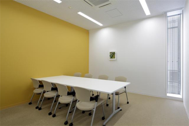 黄色会议室空间