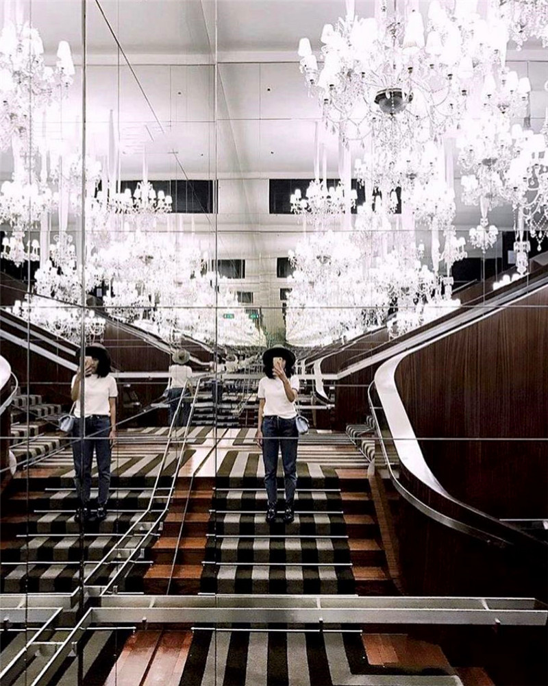 360度玻璃镜环绕打造既优雅又新潮的酒店设计案例