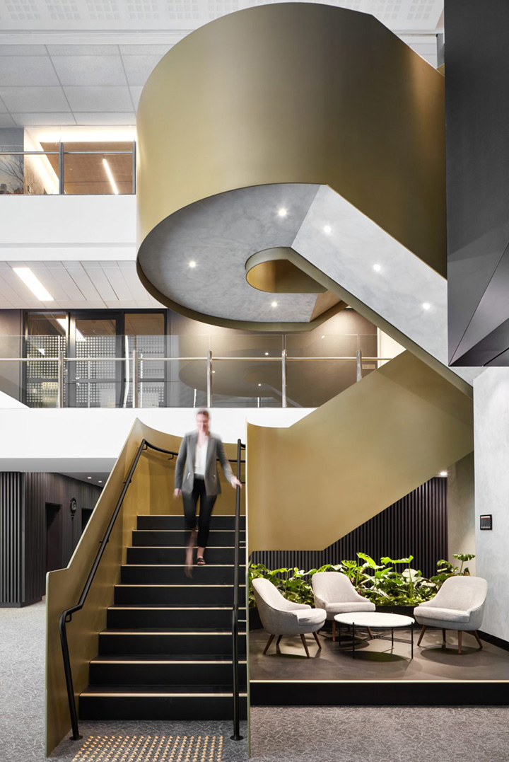 以人为本的万事达卡金融中心办公楼旋转楼梯装修设计方案