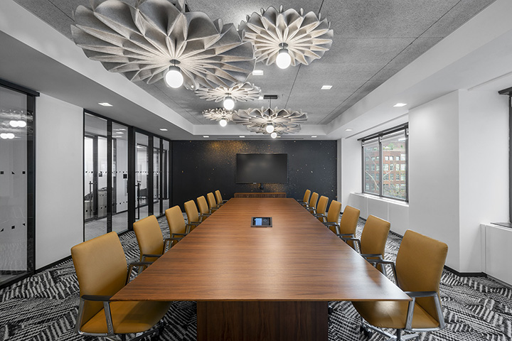 郑州办公设计专家推荐简约大气的财富杂志办公室会议室设计方案