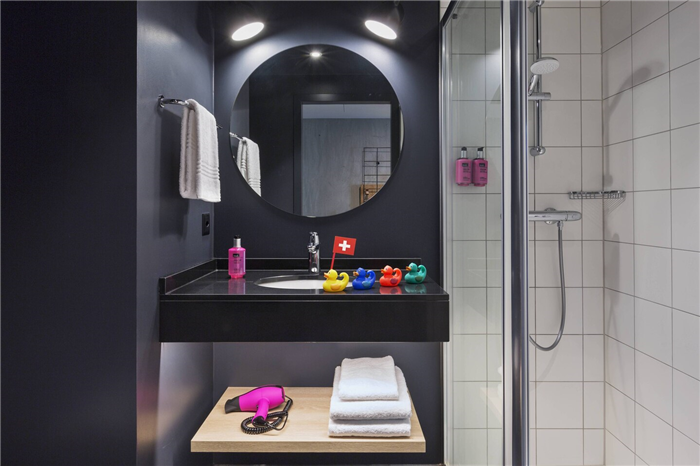 国际连锁潮牌酒店设计推荐：瑞士Moxy酒店客房卫生间设计方案赏析