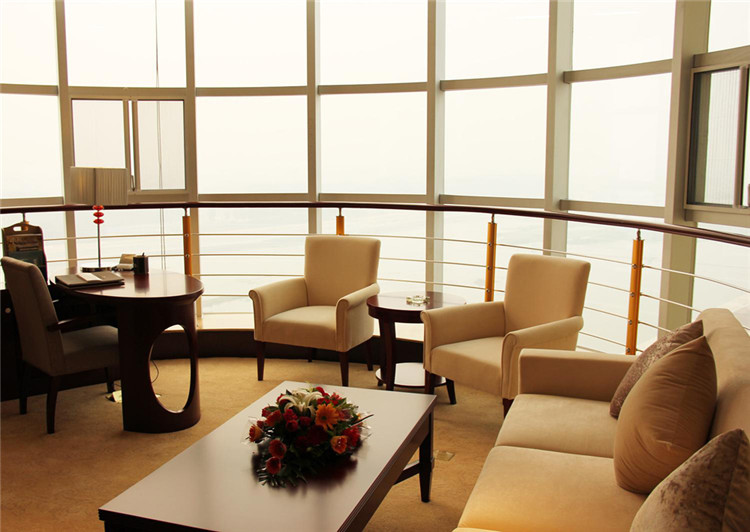 天贵中州国际五星级度假酒店客房休息区设计效果图