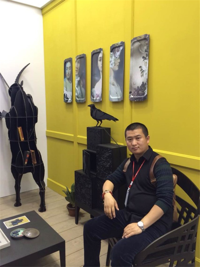 BLD勃朗设计创意总监Tony·舒巴黎家具展留影