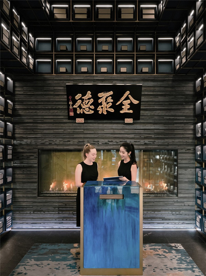 以北京文化为主题的全聚德创意烤鸭店入口接待区设计案例